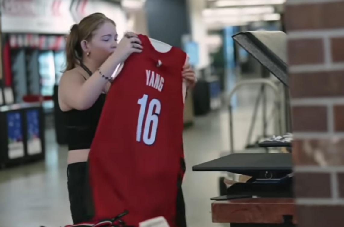 什么叫实力杨瀚森球衣一天销量能顶开拓者商店半年！