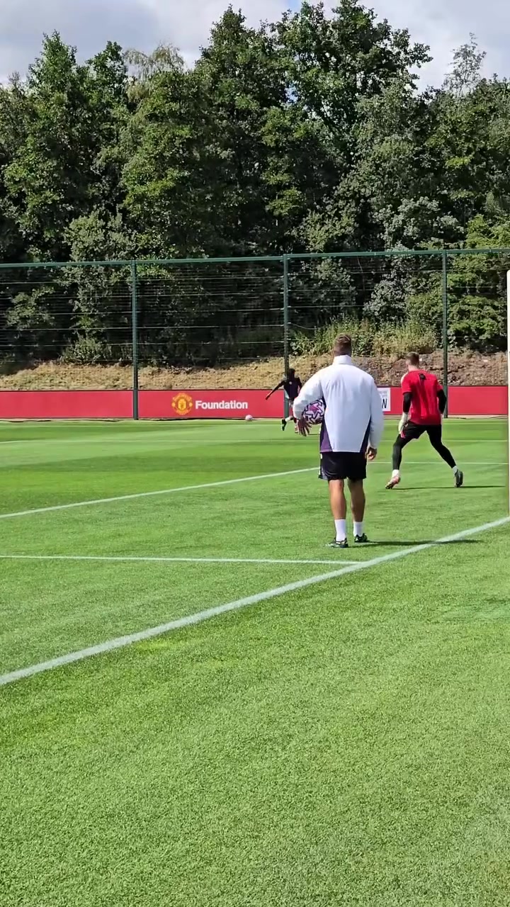 华体会官网平台-秀个花活！曼联社媒晒季前训练视频，齐尔克泽脚后跟破门