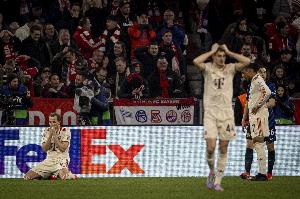 华体会官方资源-感觉在德甲随便进啊凯恩多次错失良机，贡献跪地捂脸经典画面