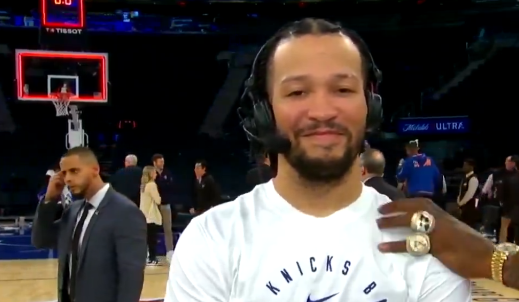 😂真坏！JR·史密斯向布伦森炫耀总冠军戒指，后者一脸无奈