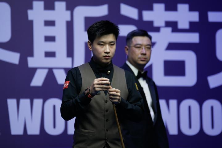 华体会中国入口-痛失好局！斯诺克武汉公开赛：赵心童4-5遭马奎尔逆转 止步32强